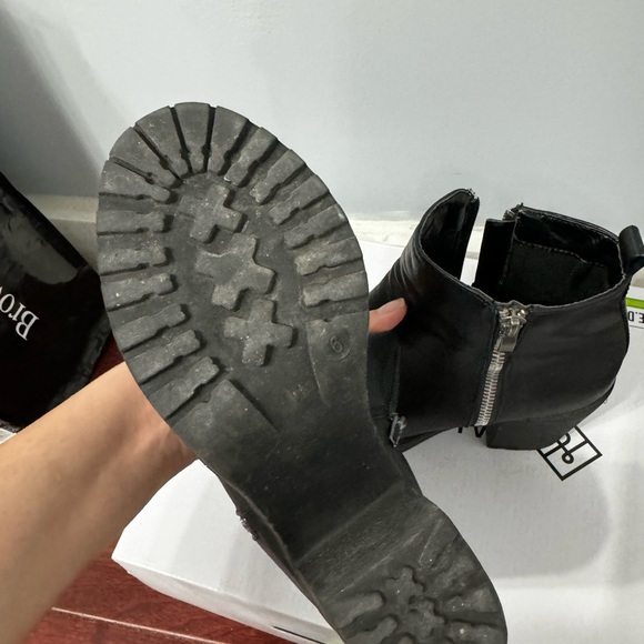 Boots - Picture 4 of 4